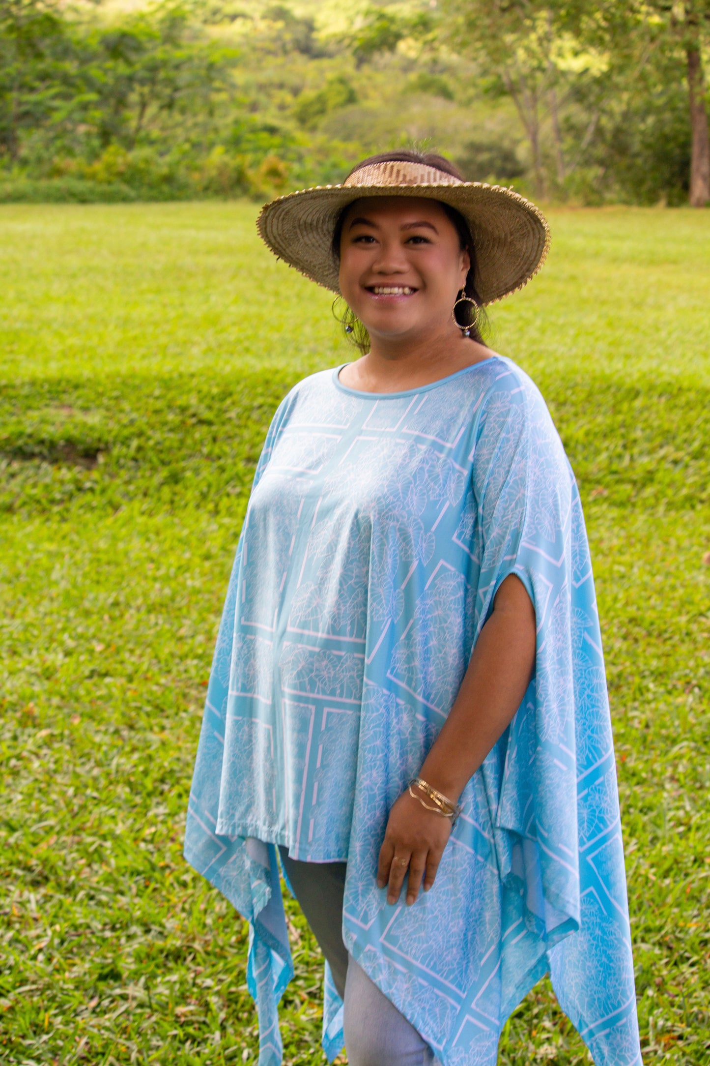 WAHINE LOʻI KALO SHAWL: SKY BLUE